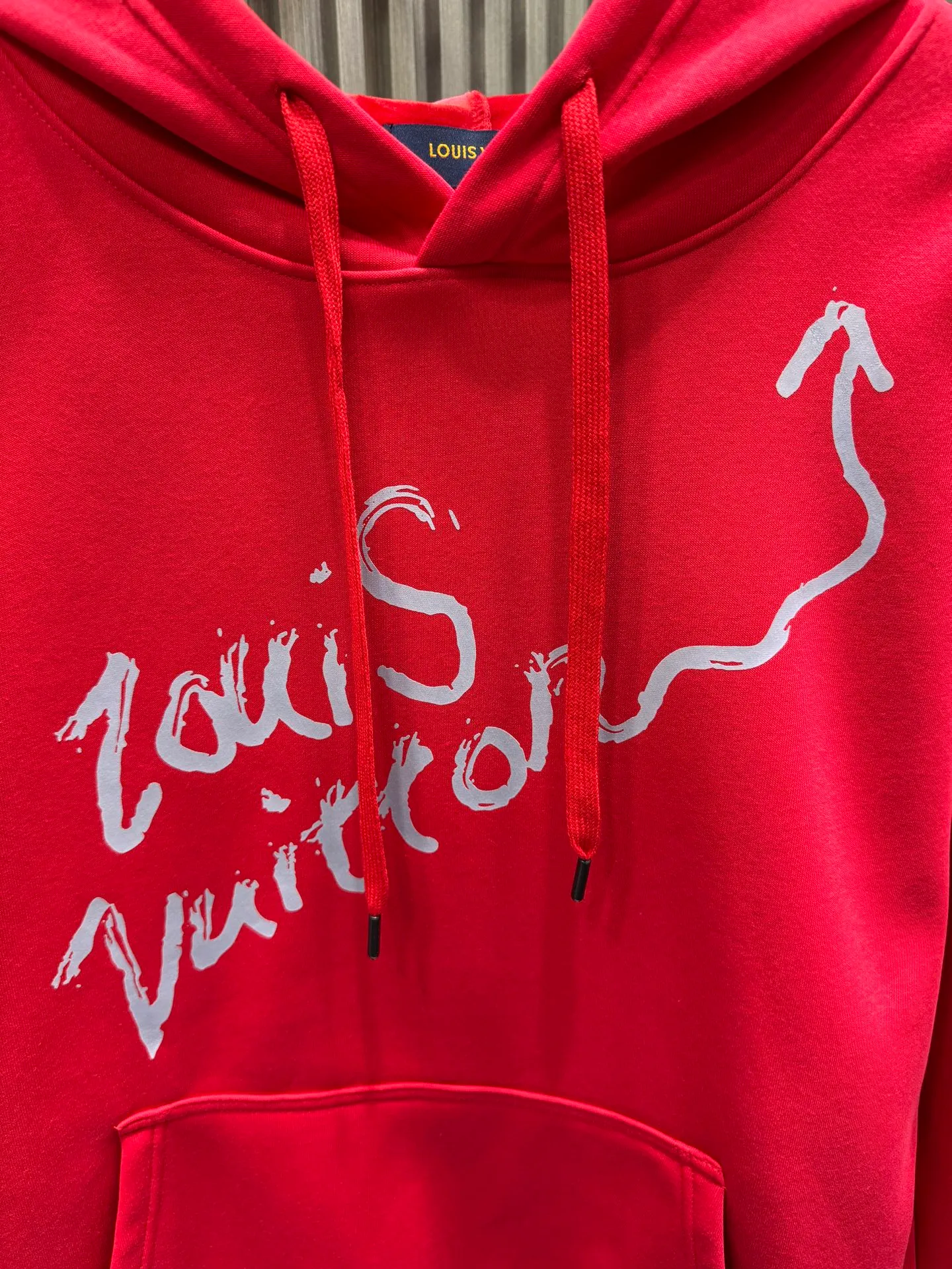 🅿️280 Louis Vuitton Louis Vuitton Louis Vuitton New Year's Official Website 25* New trendy brand letter printed hooded sweatshirt 400 grams of pure cotton ➕ silver fox velvet Double-layer heavy-duty letter pattern, whether it is T-shirt or sweatshirt, is a hot item every year. Large-area printing on the front uses Dakangli digital printing machine for direct printing. The cost is extremely high. After many debuggings, the color difference of the pattern is close to 99% of the original version. It is different from the garbage offset printing version in the market. Super labor-intensive. The fabric is exclusively customized and dyed 400g. Double-ply cotton. Kangaroo pocket design element. Trendy men and trendy women.